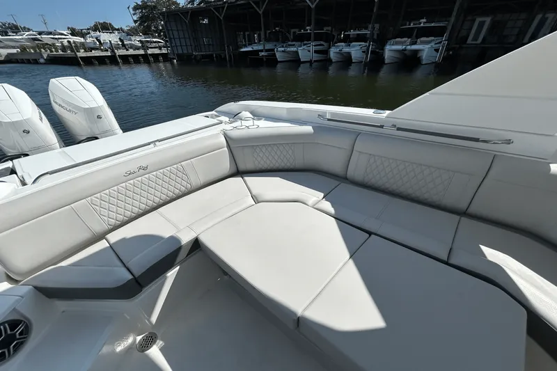 Slide: The Image of Sea Ray SLX 350 Outboard 2026 - 38
