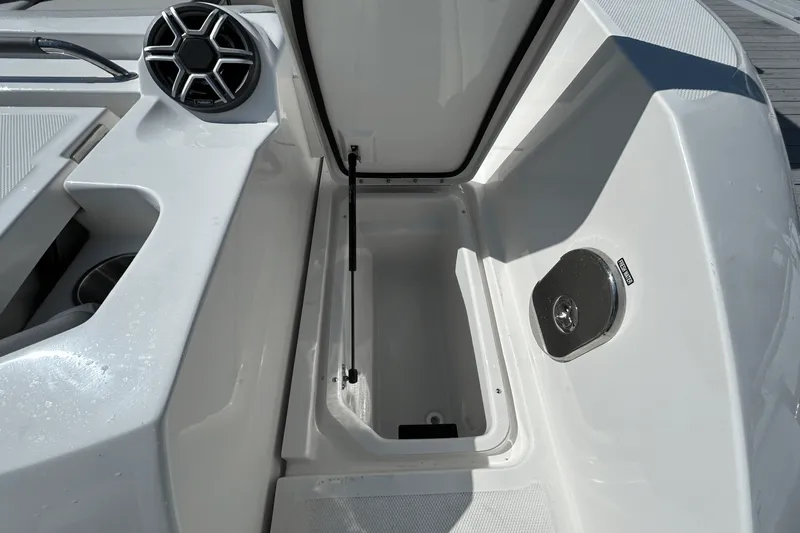 Slide: The Image of Sea Ray SLX 350 Outboard 2026 - 39