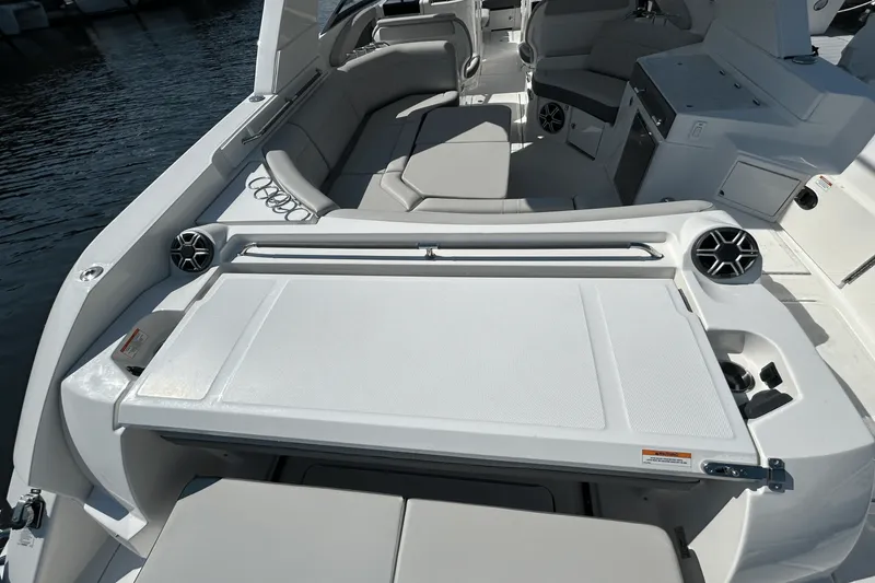 Slide: The Image of Sea Ray SLX 350 Outboard 2026 - 41