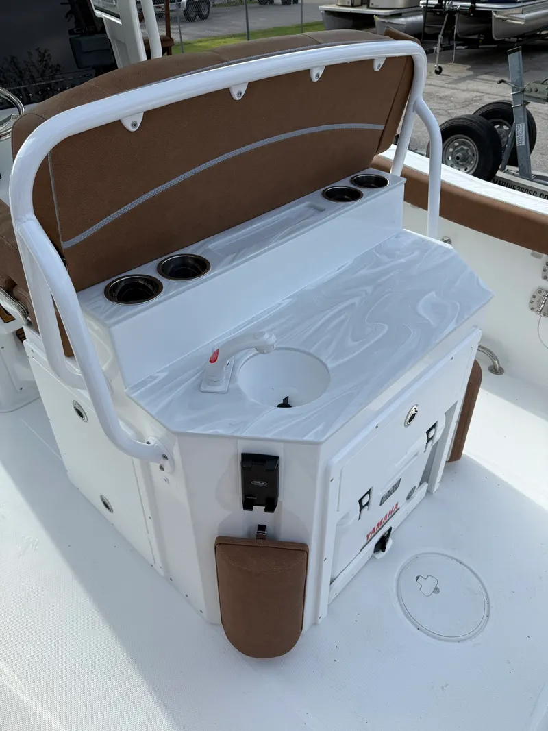 Slide: The Image of Sea Hunt Ultra 255SE 2026 - 13