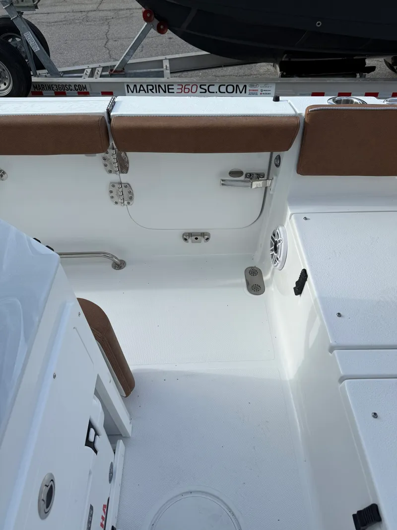 Slide: The Image of Sea Hunt Ultra 255SE 2026 - 15