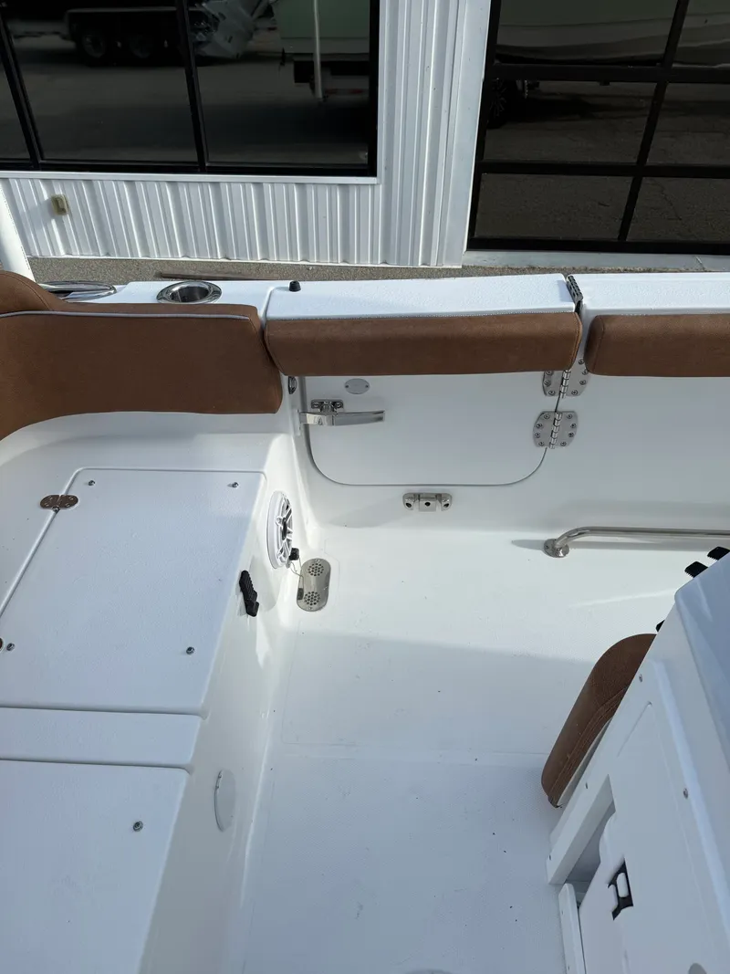 Slide: The Image of Sea Hunt Ultra 255SE 2026 - 16