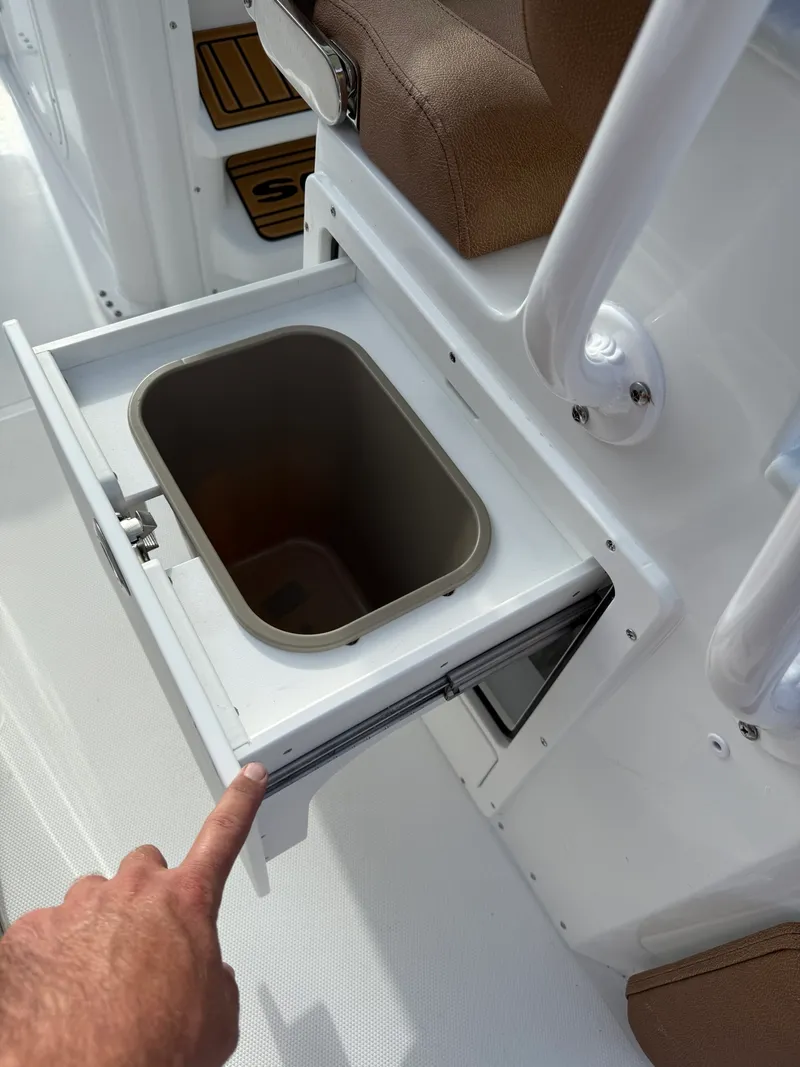 Slide: The Image of Sea Hunt Ultra 255SE 2026 - 18