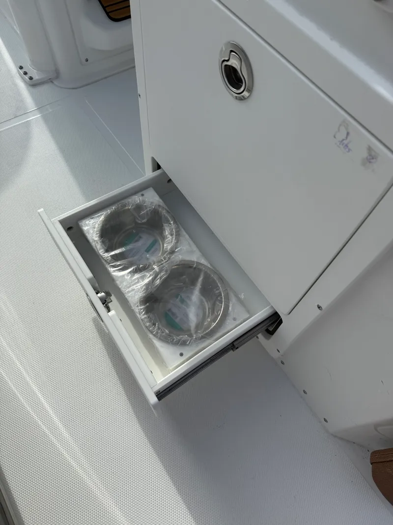 Slide: The Image of Sea Hunt Ultra 255SE 2026 - 19