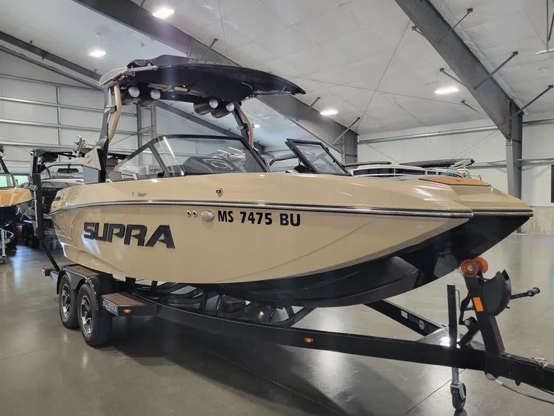 Slide: The Image of 2022 Supra SR400 boat on trailer in indoor showroom. - 4