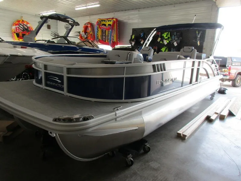 Slide: The Image of 2023 Bennington 25 LTSB pontoon boat in showroom. - 17