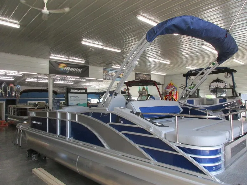 Slide: The Image of 2023 Bennington 25 LTSB pontoon boat in showroom. - 20