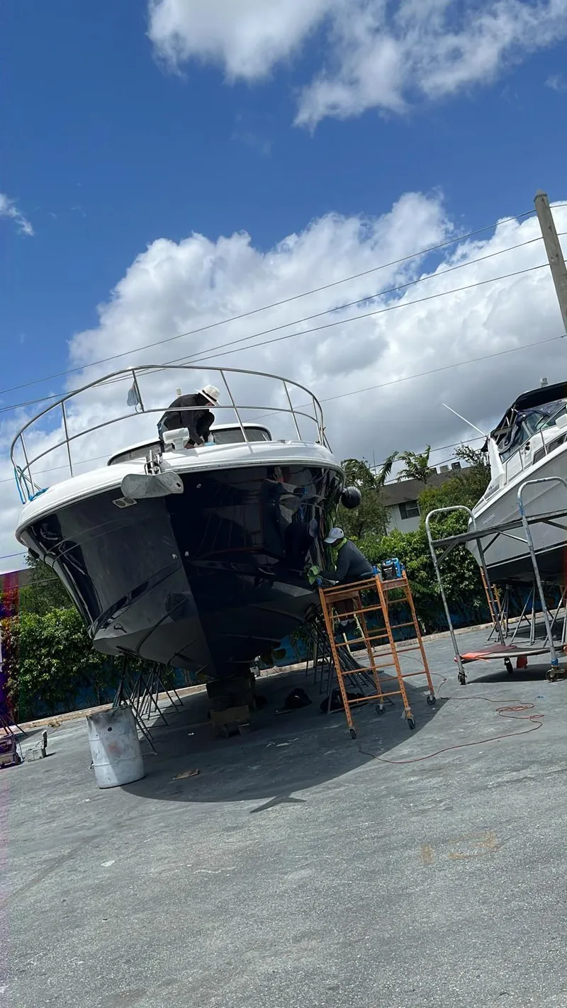Slide: The Image of 2004 Sea Ray 500 Sundancer yacht on dry dock under a blue sky. - 18