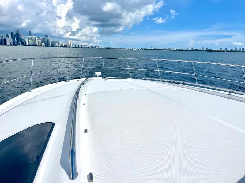 Slide: The Image of 2004 Sea Ray 500 Sundancer yacht cruising with city skyline in the background. - 25