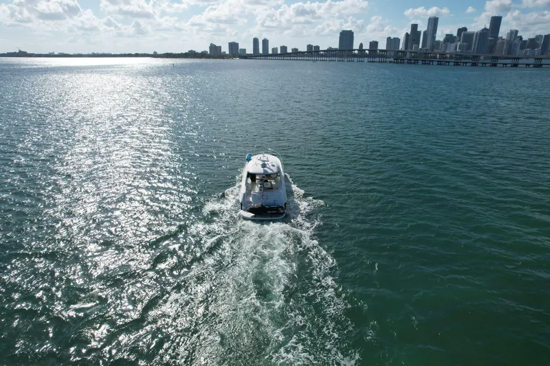 Slide: The Image of Sea Ray 500 Sundancer 2004 cruising on a sunny day with city skyline in the background. - 27