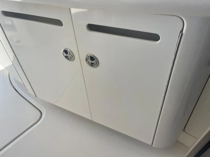 Slide: The Image of White storage cabinet on 2004 Sea Ray 500 Sundancer yacht. - 46