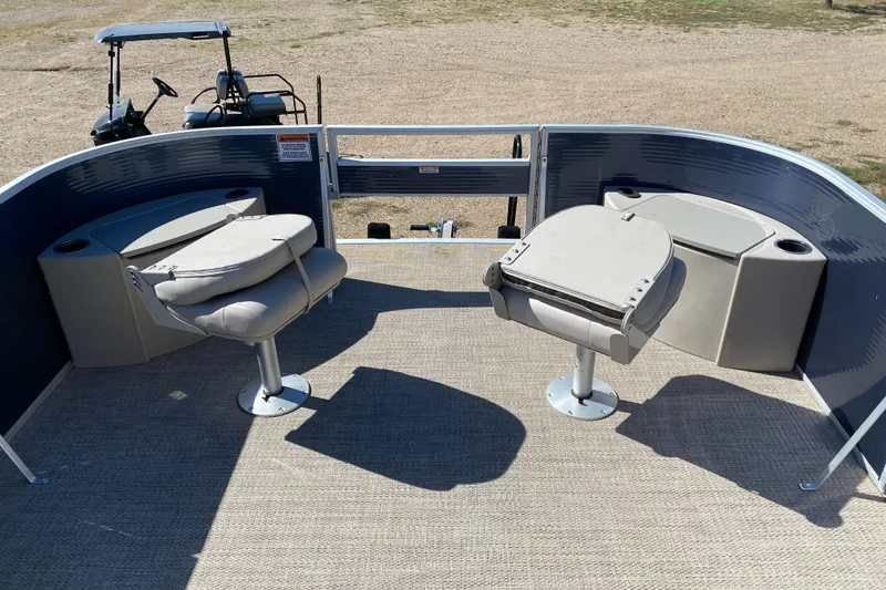 Slide: The Image of 2018 Bennington 22 SFX pontoon boat with swivel seats and spacious deck. - 9