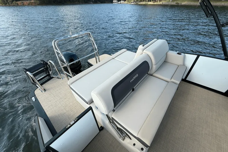 Slide: The Image of Harris Cruiser 230 2026 - 11