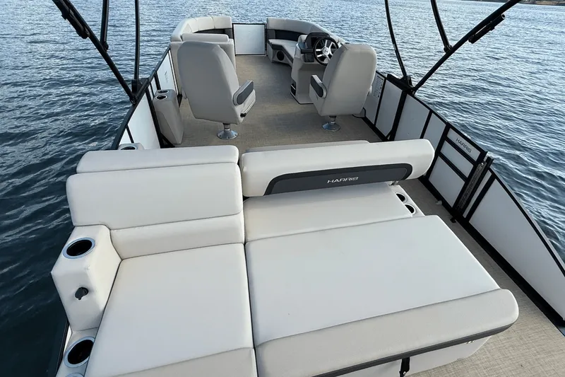 Slide: The Image of Harris Cruiser 230 2026 - 12