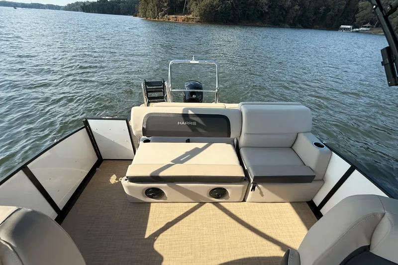 Slide: The Image of Harris Cruiser 230 2026 - 13