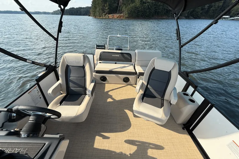 Slide: The Image of Harris Cruiser 230 2026 - 16