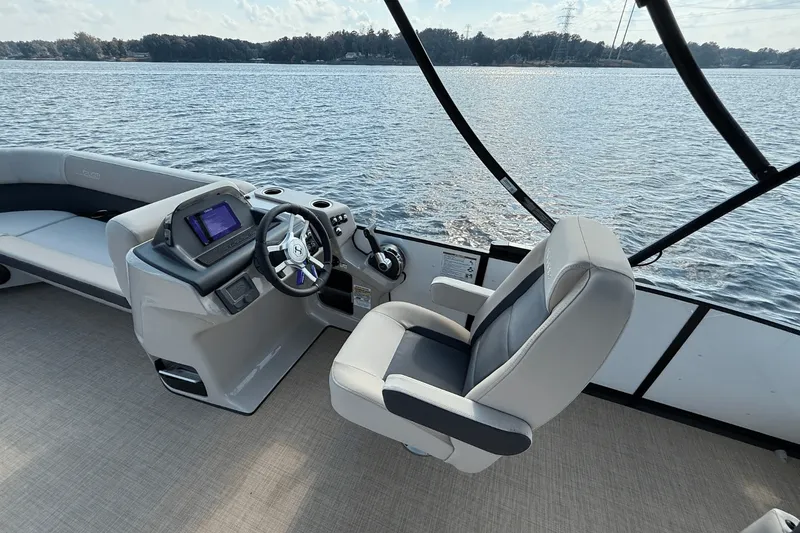 Slide: The Image of Harris Cruiser 230 2026 - 17