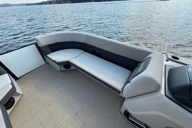 Slide: The Image of Harris Cruiser 230 2026 - 23