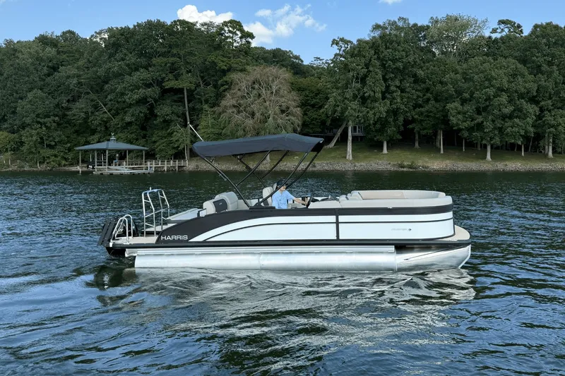 Slide: The Image of Harris Cruiser 230 2026 - 5