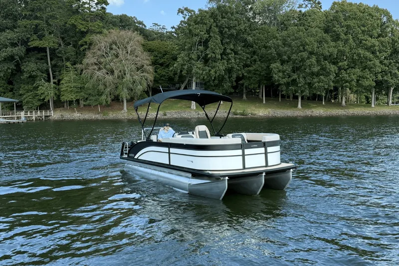 Slide: The Image of Harris Cruiser 230 2026 - 7