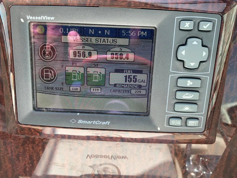 Slide: The Image of SmartCraft VesselView display on 2008 Sea Ray 330 Sundancer showing fuel and tank status. - 32