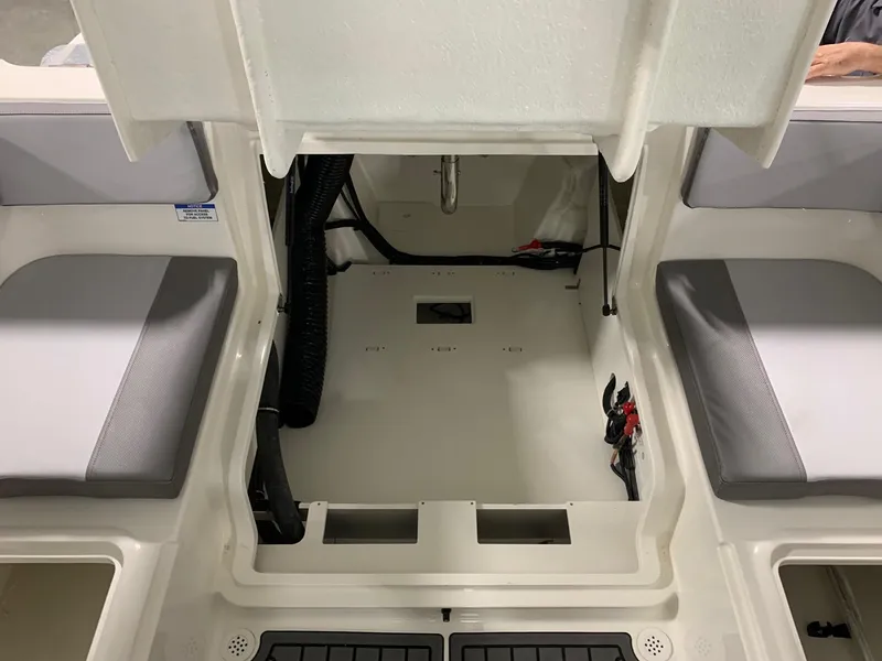 Slide: The Image of Bayliner VR4 2024 - 10