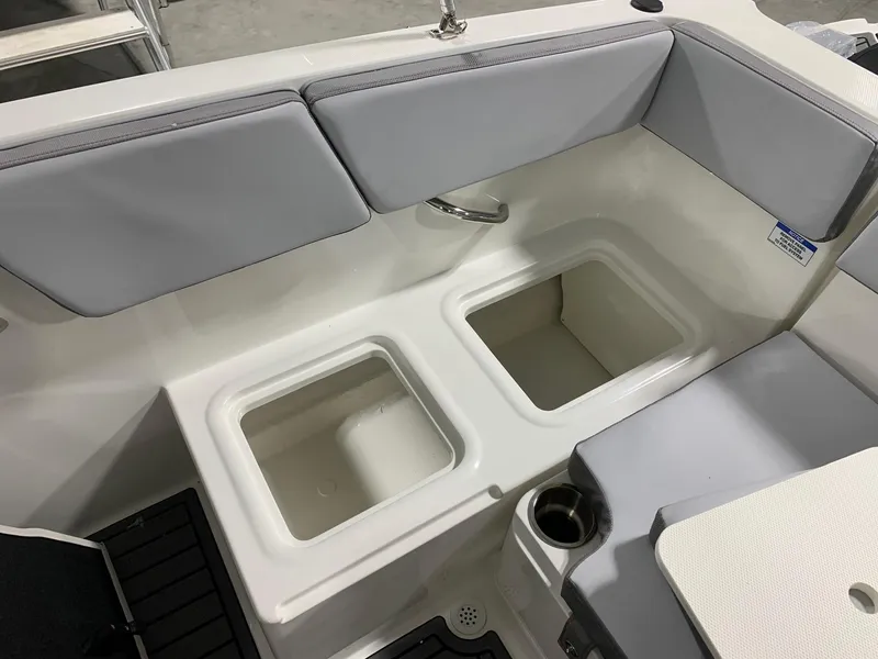 Slide: The Image of Bayliner VR4 2024 - 11