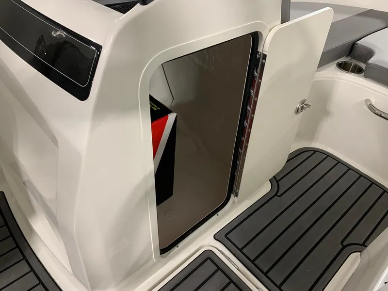 Slide: The Image of Bayliner VR4 2024 - 3