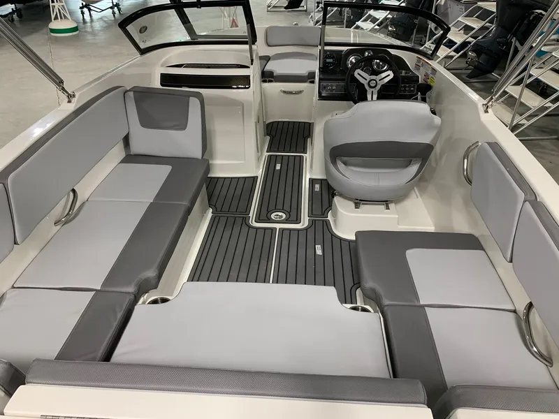 Slide: The Image of Bayliner VR4 2024 - 6