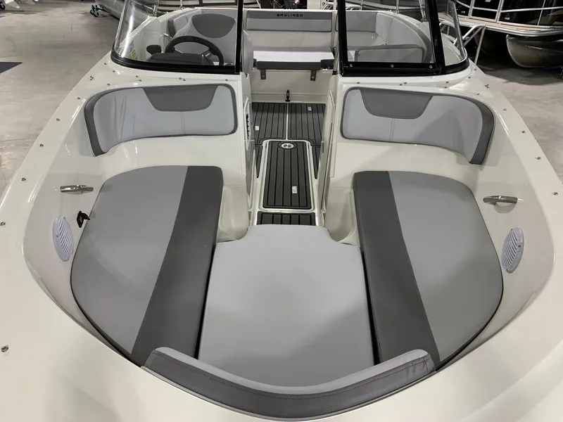 Slide: The Image of Bayliner VR4 2024 - 9