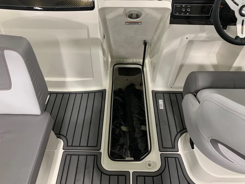 Slide: The Image of Bayliner VR4 2024 - 7