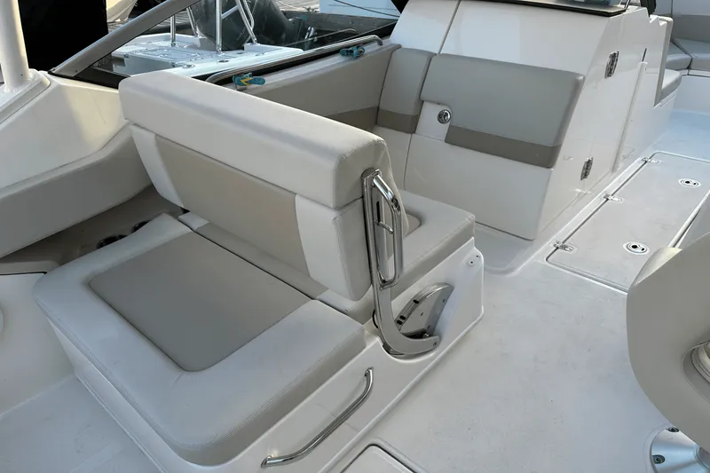 Slide: The Image of Boston Whaler 240 VANTAGE 2021 - 10