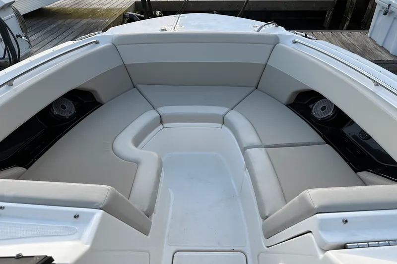Slide: The Image of Boston Whaler 240 VANTAGE 2021 - 13