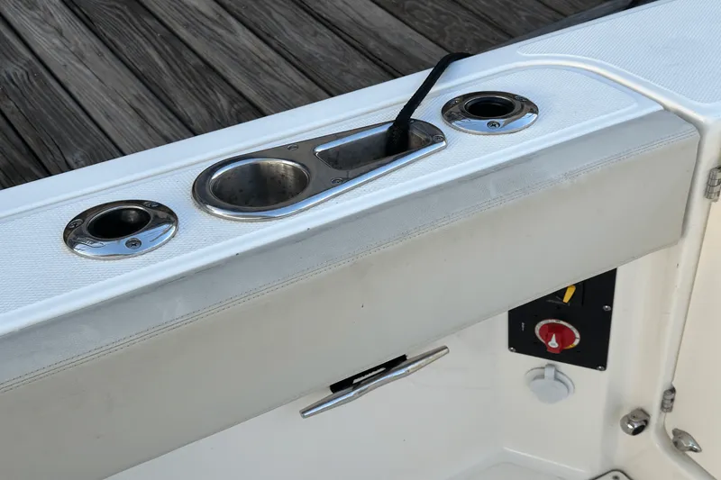 Slide: The Image of Boston Whaler 240 VANTAGE 2021 - 16