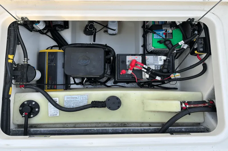 Slide: The Image of Boston Whaler 240 VANTAGE 2021 - 17