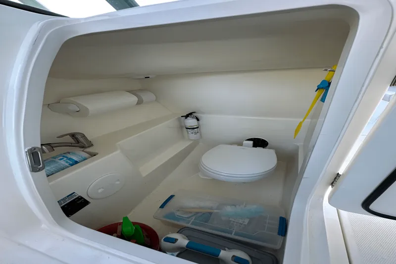 Slide: The Image of Boston Whaler 240 VANTAGE 2021 - 19