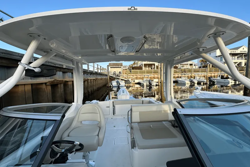 Slide: The Image of Boston Whaler 240 VANTAGE 2021 - 4