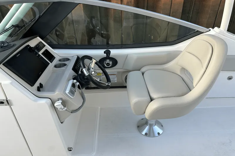 Slide: The Image of Boston Whaler 240 VANTAGE 2021 - 6