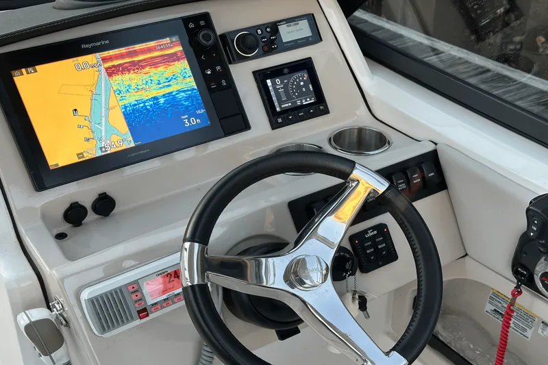 Slide: The Image of Boston Whaler 240 VANTAGE 2021 - 7