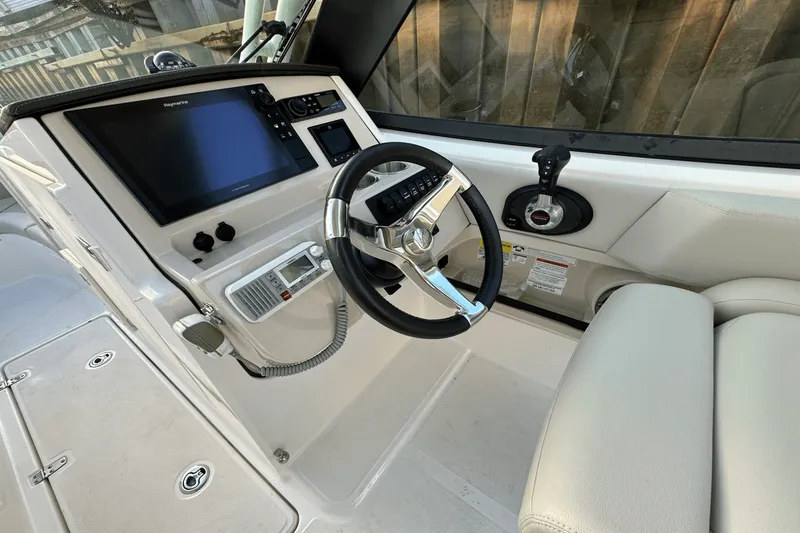 Slide: The Image of Boston Whaler 240 VANTAGE 2021 - 8