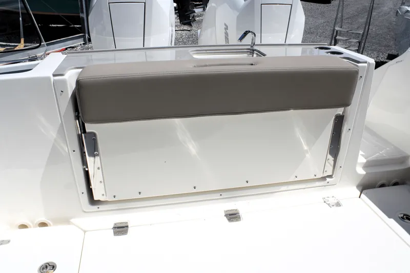 Slide: The Image of Boston Whaler 330 Vantage 2026 - 15