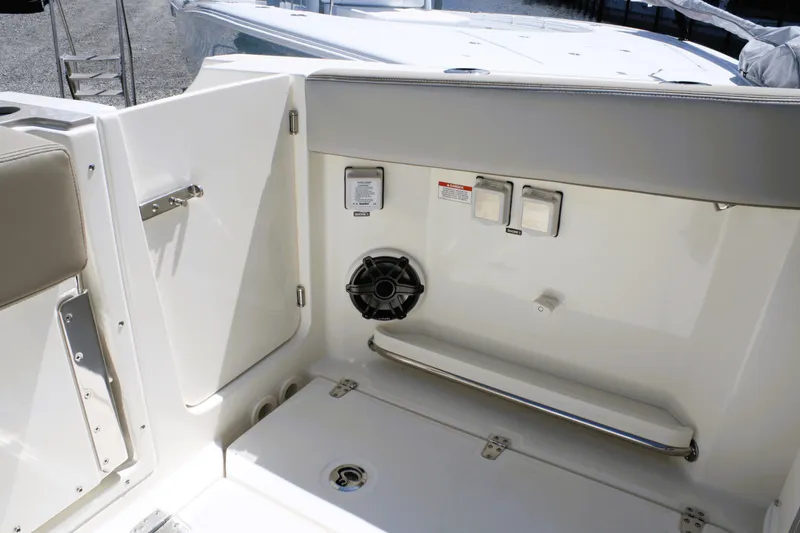 Slide: The Image of Boston Whaler 330 Vantage 2026 - 16