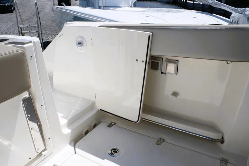 Slide: The Image of Boston Whaler 330 Vantage 2026 - 17