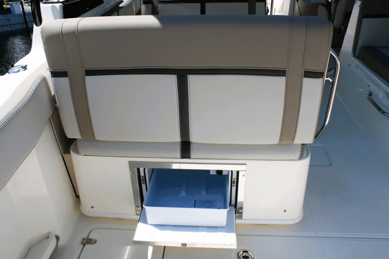 Slide: The Image of Boston Whaler 330 Vantage 2026 - 19