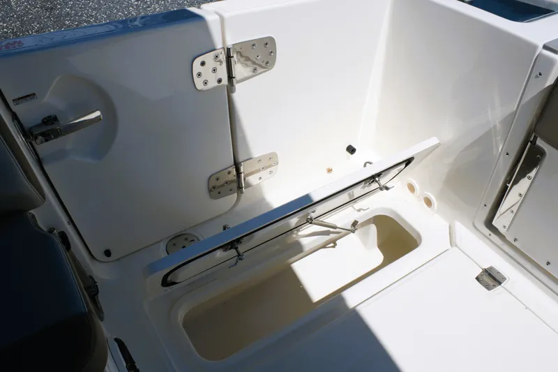 Slide: The Image of Boston Whaler 330 Vantage 2026 - 21