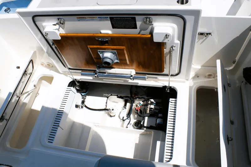 Slide: The Image of Boston Whaler 330 Vantage 2026 - 22