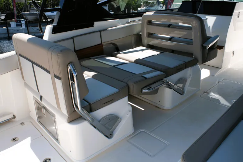 Slide: The Image of Boston Whaler 330 Vantage 2026 - 29