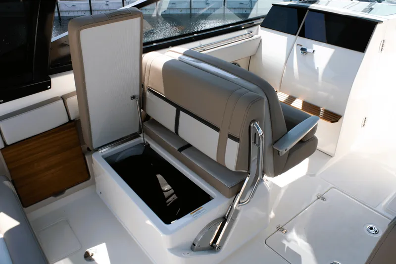 Slide: The Image of Boston Whaler 330 Vantage 2026 - 30