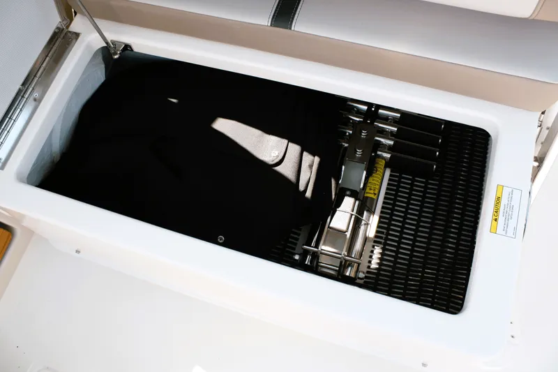 Slide: The Image of Boston Whaler 330 Vantage 2026 - 31