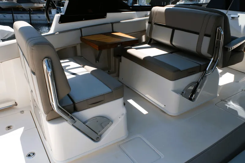 Slide: The Image of Boston Whaler 330 Vantage 2026 - 32
